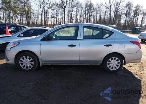 2015 Nissan Versa 1.6 S z USA, uszkodzony, nr VIN 3N1CN7AP5FL949643
